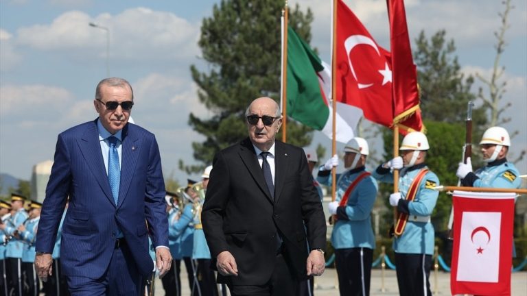 Cumhurbaşkanı Erdoğan, Cezayir Cumhurbaşkanı Tebbun’u Külliye’de resmi törenle karşıladı